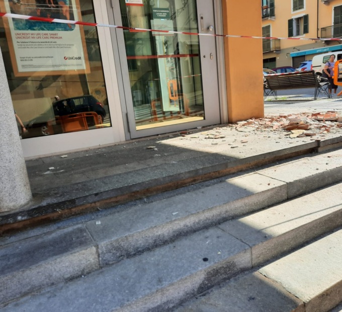 Si stacca una porzione del soffitto della parte esterna tra via Diaz  corso Italia. Transennata l’area