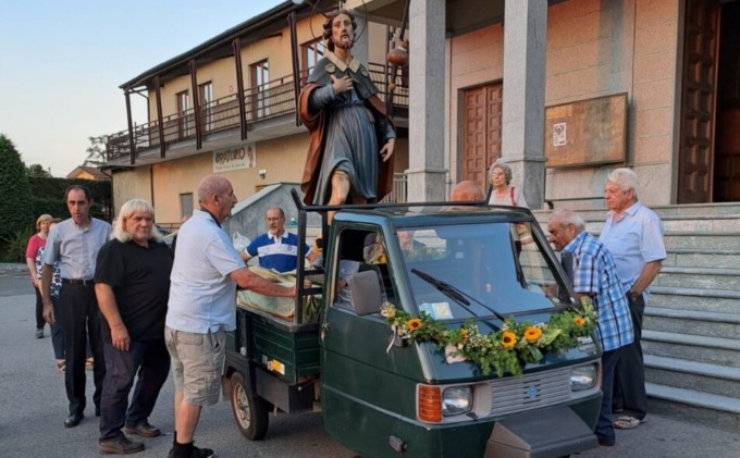 Castiglione, il “ritorno” della statua di San Rocco alla cappella della borgata