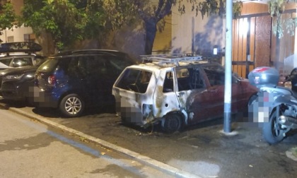 Incubo piromane: altre due auto bruciate, tre i mezzi danneggiati
