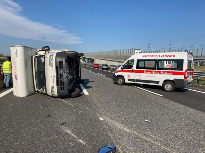 Camper ribaltato in autostrada: attenzione