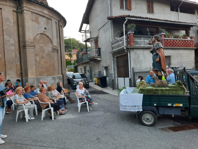 La statua di San Rocco portata in processione per il paese: succede ogni 50 anni LE FOTO