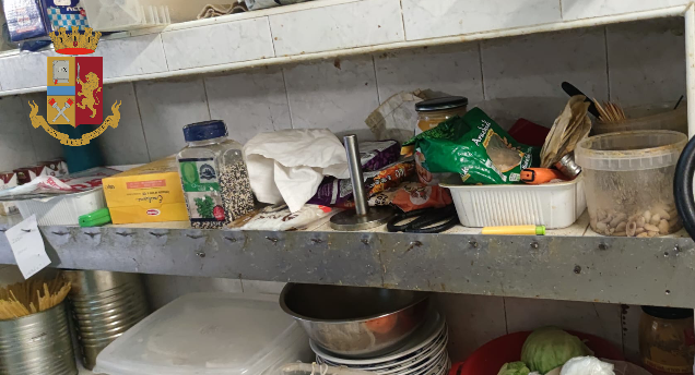 Sporco e cibo mal conservato, blitz della polizia