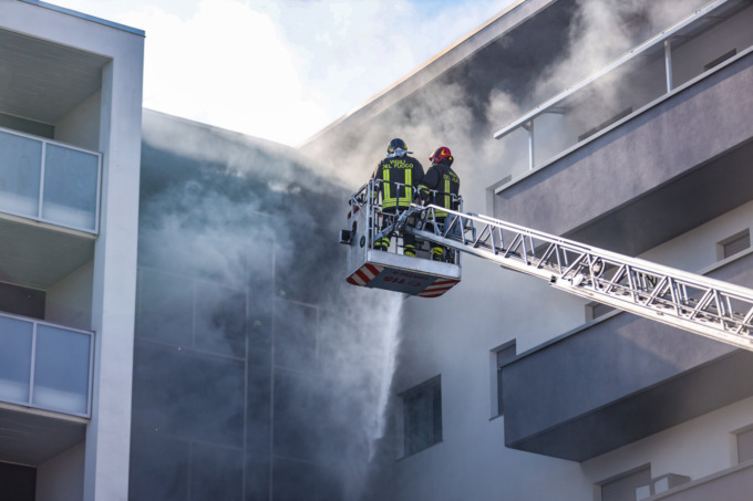 Momenti di paura in piazza Orsara per un incendio che ha coinvolto tre alloggi