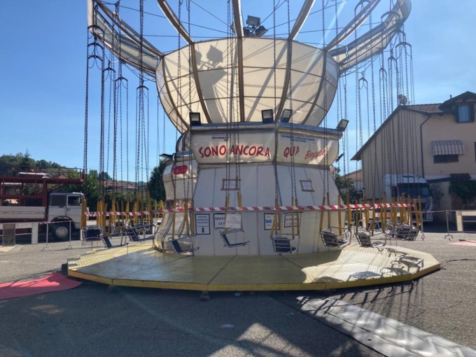 Donna sbalzata da una giostra alla Patronale di Gassino: fratture multiple