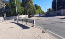 Ancora auto contromano alla rotonda di via Torino all’altezza della ditta Bosio