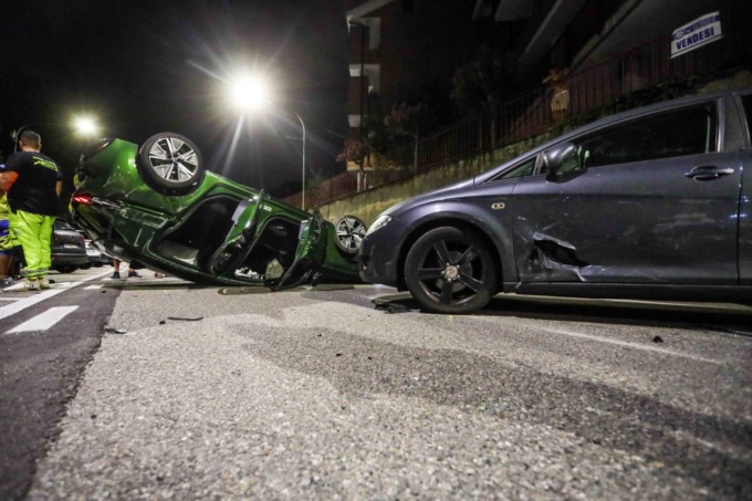 Auto si ribalta in via San Mauro