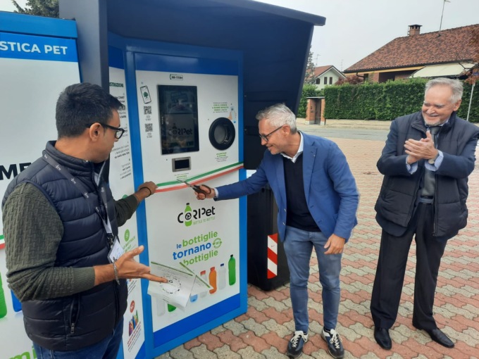 Inaugurato l’eco-compattatore per il riciclo delle bottiglie di plastica