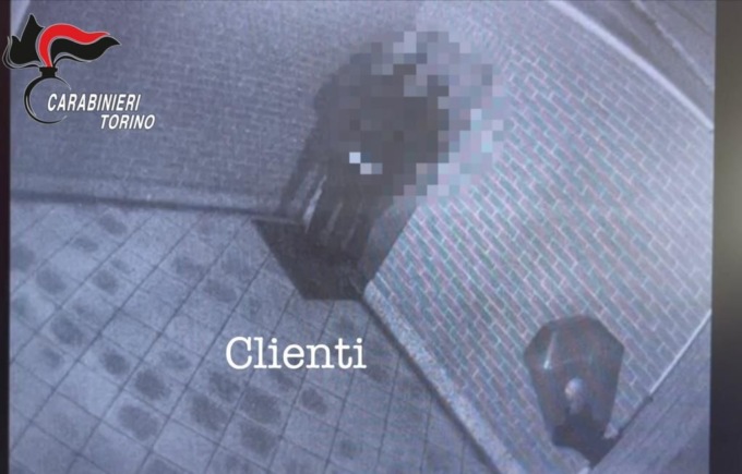 Sesso in cambio di crack, i carabinieri di Settimo scoprono una casa d’appuntamenti