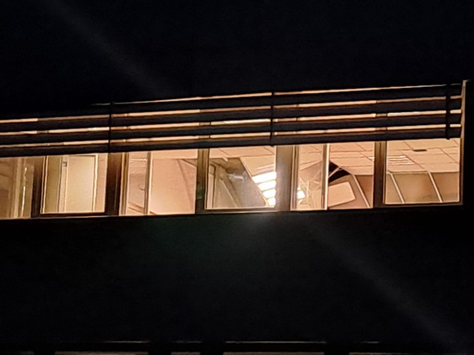 Si stacca una parte del controsoffitto a scuola: fortunatamente è accaduto a plesso vuoto