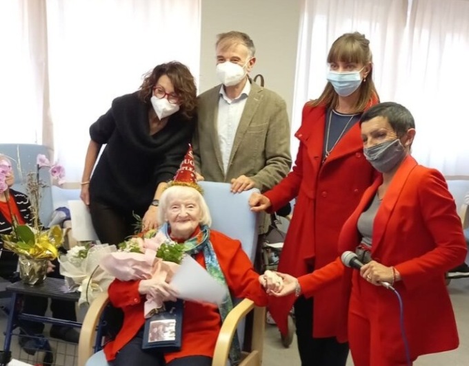 Nonna Maria Teresa festeggia 100 anni nella Rsa Sereni Orizzonti di San Mauro. Gli auguri del sindaco Giulia Guazzora