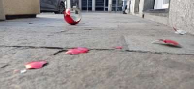 Neanche il tempo di posizionarle ad hoc,   i soliti noti devastano già le palle di Natale