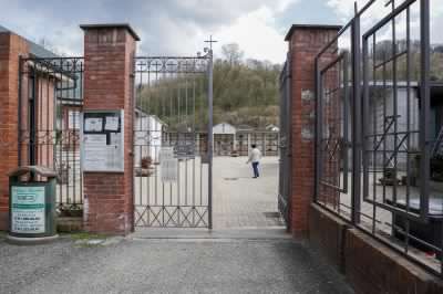 Il «compromesso» in Consiglio per i furti al cimitero: no alla videosorveglianza, ma sì ai civich in borghese