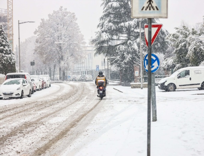 Forte nevicata, disagi e viabilità a rilento da Settimo alla collina