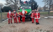 Ultimo giorno di scuola, a San Raffaele i Babbi Natale dell'Aib distribuiscono le caramelle