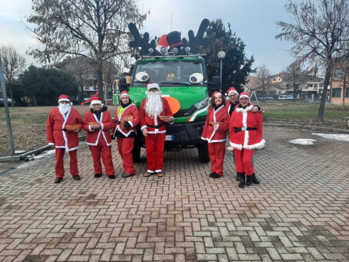 Ultimo giorno di scuola, a San Raffaele i Babbi Natale dell’Aib distribuiscono le caramelle