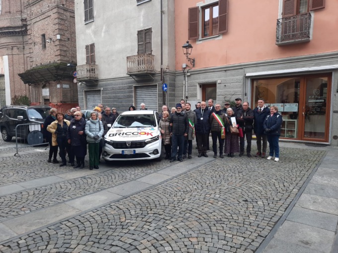 Una nuova vettura per il Sea di Gassino: la consegna  davanti al Comune