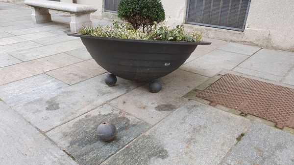 Venaria, danneggiate le fioriere in via Mensa