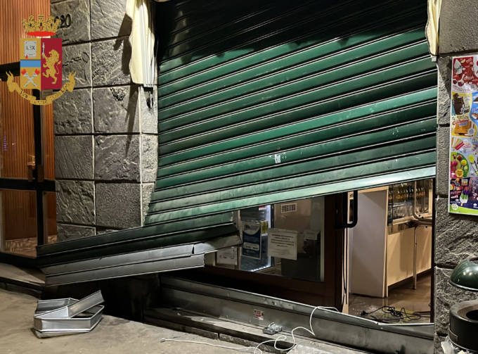 Spaccata in tabaccheria: fermati in tre, uno è minorenne