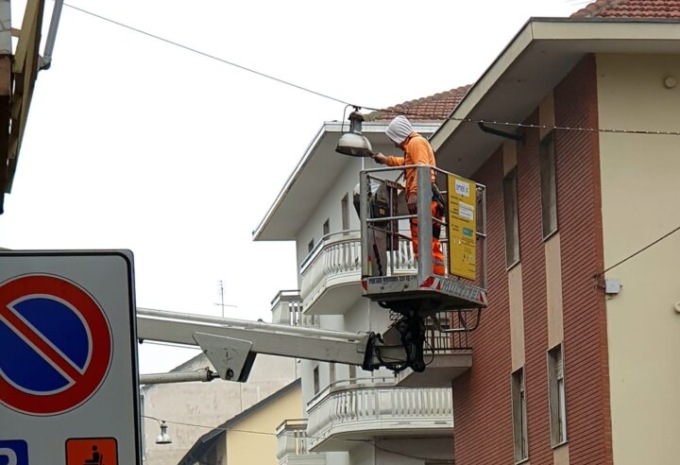 A Venaria nuove lampade a led: ecco il prima e il dopo