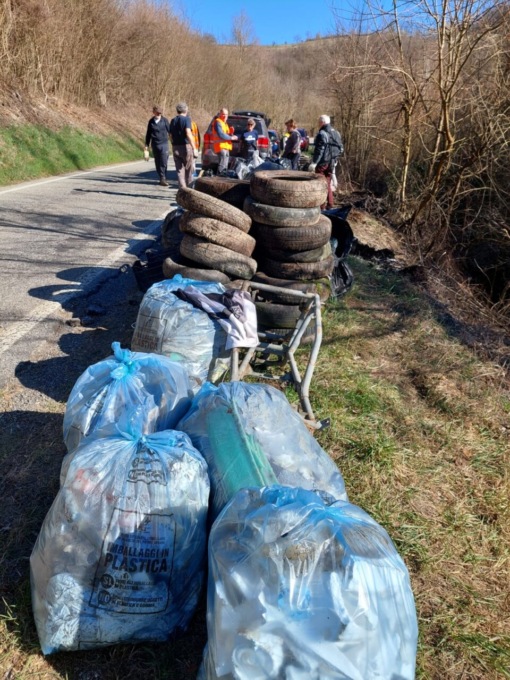 Volontari all’opera per ripulire il territorio dai rifiuti