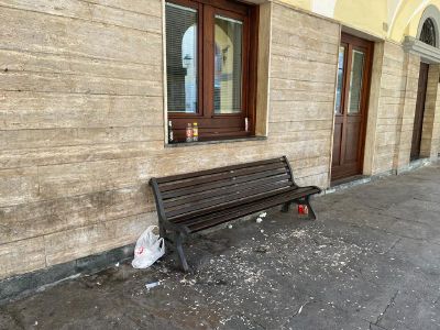 Schiamazzi e sporcizia fino a tarda ora: succede ogni weekend. I residenti: «Basta, devono finirla»