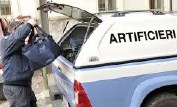 Tra i rifiuti una valigia con due bombe, munizioni e mine esplosive