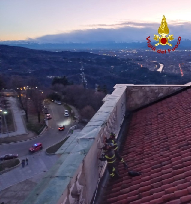 Forte vento, intervento dei Vigili del Fuoco alla basilica di Superga