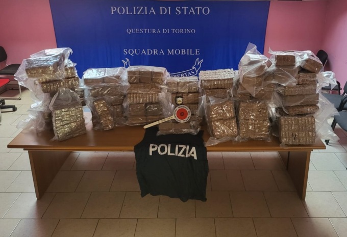 Droga nascosta nei sacchi di pellet: sequestrati oltre 1700 chili di hashish – IL VIDEO