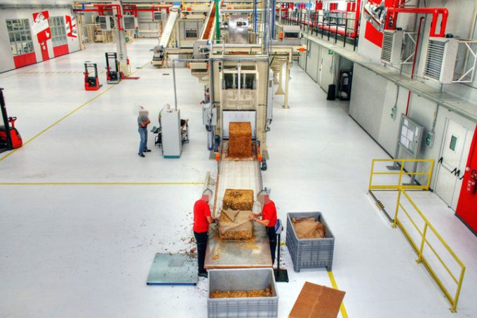 Rubava migliaia di sigarette nell’azienda in cui lavorava e le rimetteva in vendita