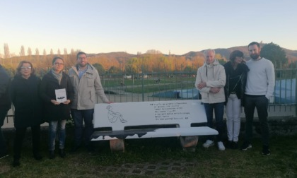 Settimo si è riunita intorno alla panchina dedicata ad Alberto: “Qui potremo ritrovarti” – I VIDEO