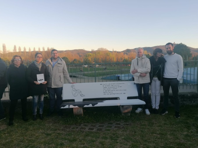 Settimo si è riunita intorno alla panchina dedicata ad Alberto: “Qui potremo ritrovarti” – I VIDEO