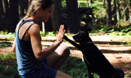 L'addio alla dottoressa morta in montagna: il suo amato cane ha vegliato su di lei fino all'ultimo