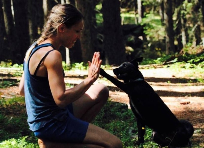 L’addio alla dottoressa morta in montagna: il suo amato cane ha vegliato su di lei fino all’ultimo