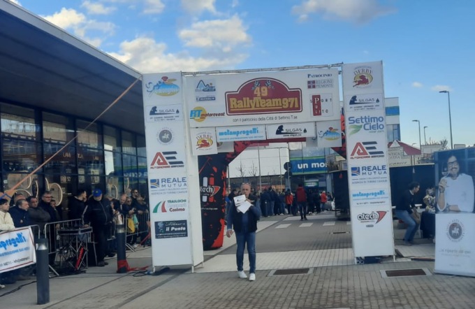 Morto durante il rally: ecco chi era, cosa è successo e perché la manifestazione non si è fermata