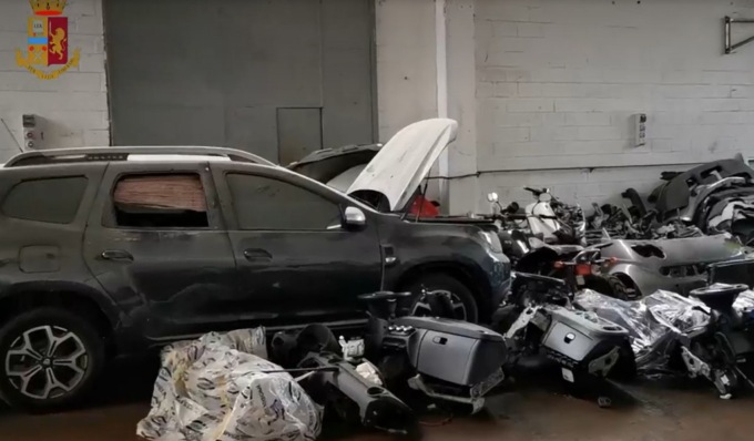 Smontavano auto rubate per rivenderne i pezzi: fratelli carrozzieri nei guai
