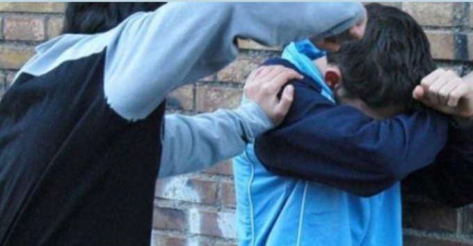 Tredicenne preso a calci e pugni a scuola