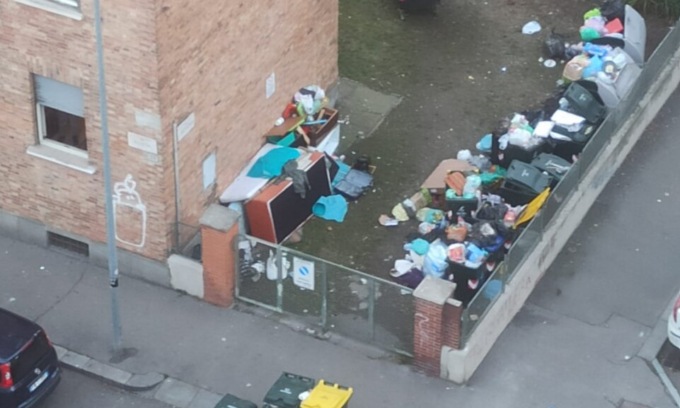 Cassonetti stracolmi in circoscrizione 7
