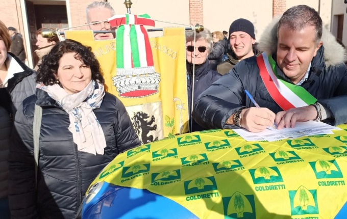 Nel Torinese raccolte 11mila firme contro il cibo sintetico