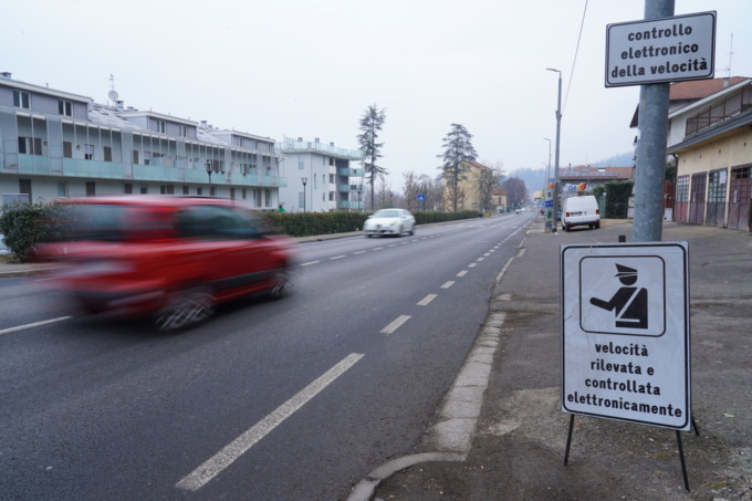 In via Torino il velox multa un’auto ogni 9 minuti