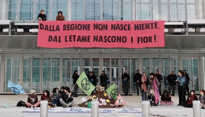 Montagne di letame davanti al grattacielo della Regione Piemonte