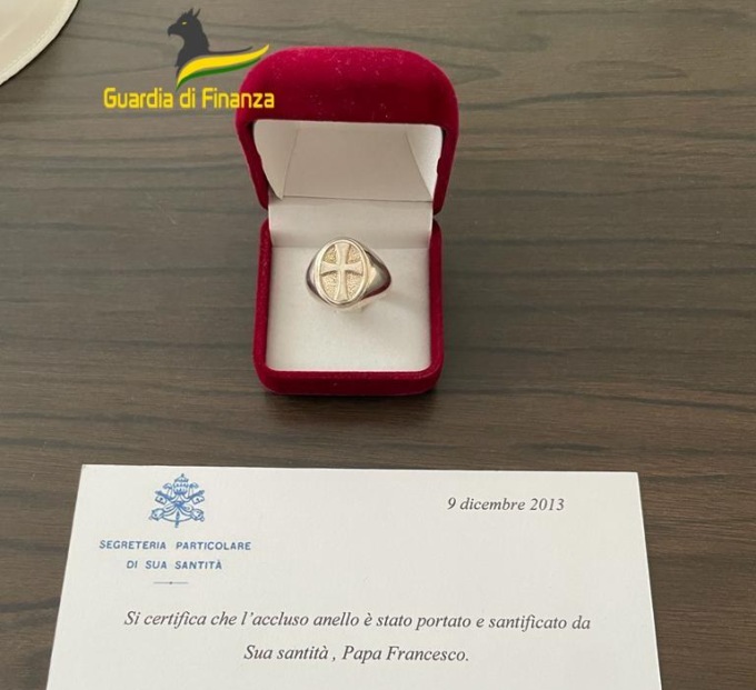 Vendeva falsi cimeli del Papa, della regina, di Freddie Mercury e tanti altri: arrestato