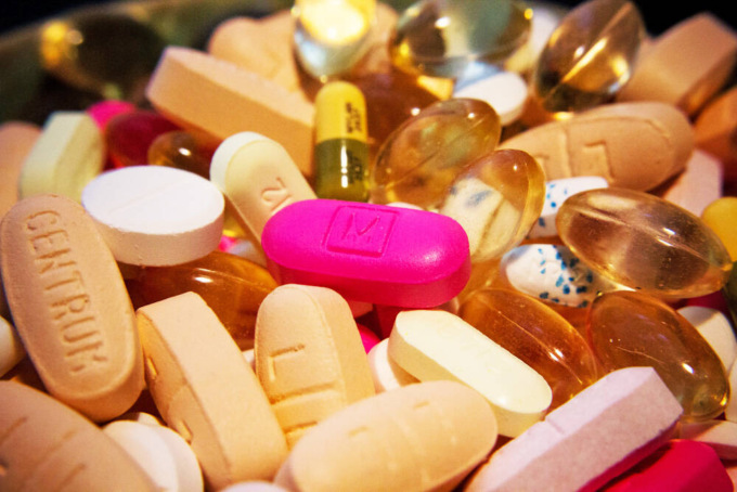 Nel minimarket vendeva illegalmente farmaci e cosmetici pericolosi