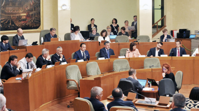 La Regione introduce la figura dei sottosegretari, dura l’opposizione: “Un ufficio di collocamento per politici”