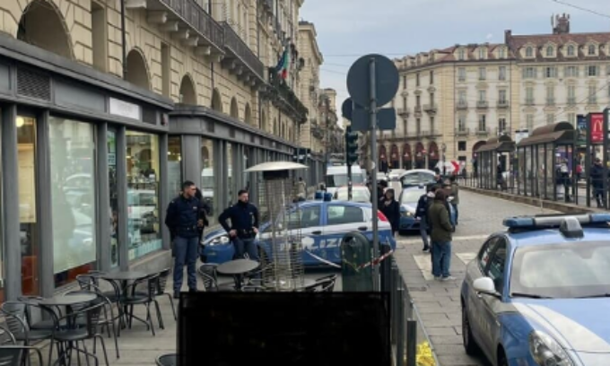 Cade dal tetto e precipita tra i tavolini del bar