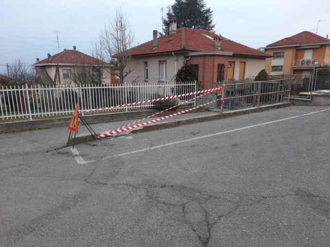 Bilico sbaglia strada e abbatte il “salvagente stradale”