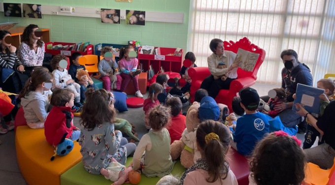 Bimbi entusiasti per la “notte dei pupazzi” in biblioteca a San Mauro