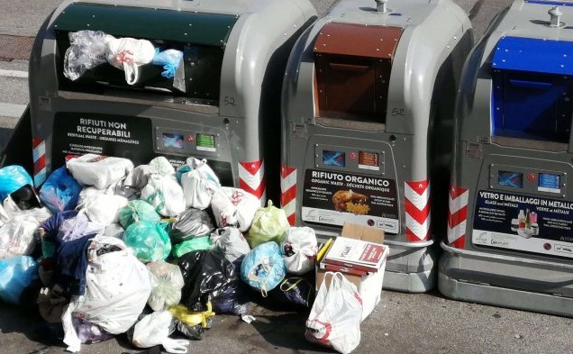 Barriera invasa di rifiuti: Amiat corre ai ripari