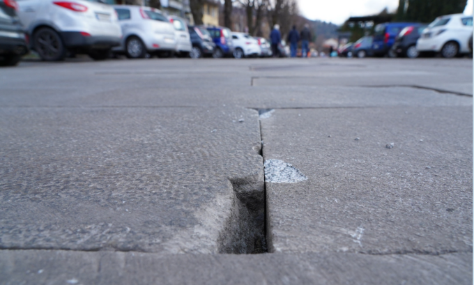 Pavimentazione sconnessa in piazza Europa a San Mauro: è una “storia infinita”