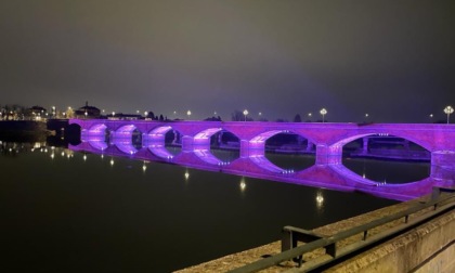 Questa sera il ponte vecchio di San Mauro si illumina di lilla