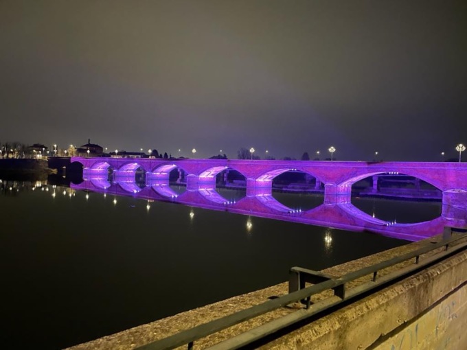 Questa sera il ponte vecchio di San Mauro si illumina di lilla